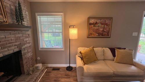 Charming Renovated Home Near Fayetteville, Rustic Retreat for Families - Foto 5