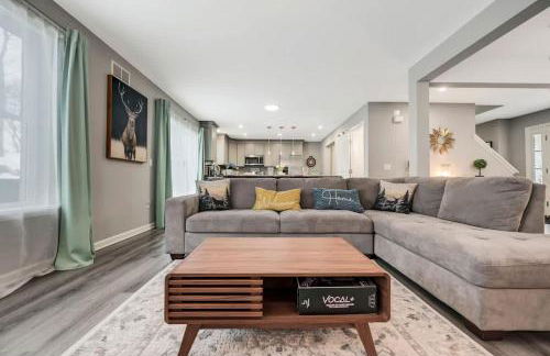 Modern 5BR, Kid-Friendly Home In Poconos with Pool Table - Foto 27