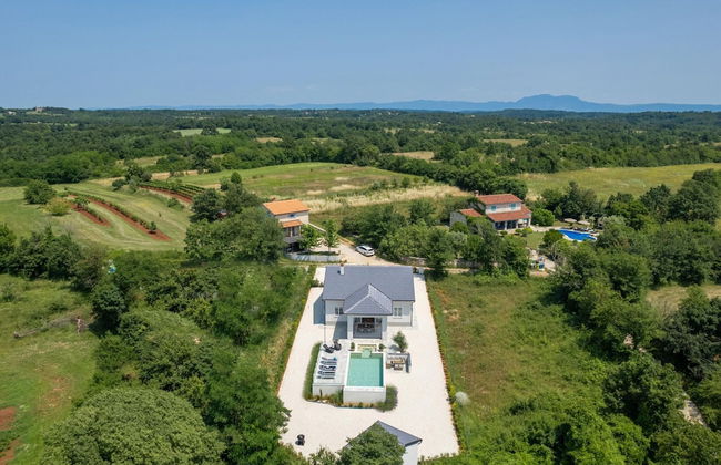 Modern Villa With Swimming Pool and Fenced Garden - Photo 21