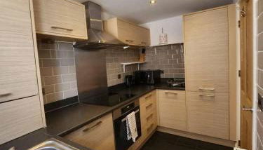 4 Bed House - Sleeps 8 - Wifi - Parking - Foto 3