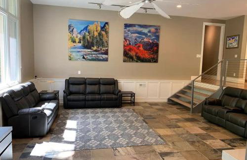 25-Bed, Amenity-Rich Estate in a Private Forest - Foto 49