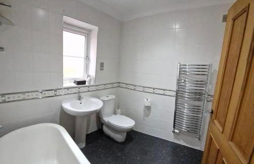 Rhuddlan 5-Bed House Sleeps 7 Pet-Friendly - Photo 22