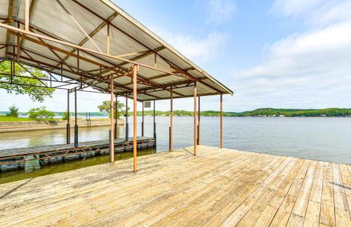 Beach and Dock! Lakefront Ozarks A-Frame Retreat - Foto 34