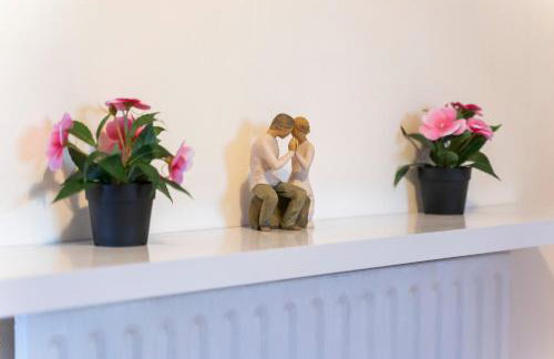 Luxury 2 Bedroom Apartment with Free Parking Opposite Queen Elizabeth Hospital - Photo 14