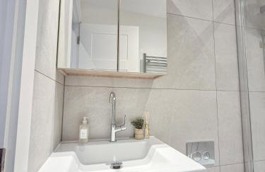 3-BDR with Balcony and 7 Studio Apartments in Marylebone near Regents Park & Baker St by Staylio London - Photo 80