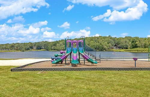 Pocono Lake Escape, includes Golf Cart, Firepit - Foto 58