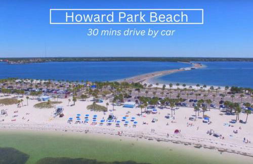 Walk to Downtown - 7min to beach - King bed & Free parking - Foto 40