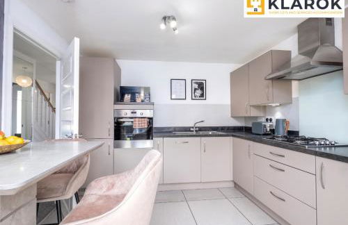 Four Bedroom Semi Detached House By Klarok Accommodation Peterborough With Free Parking & Garden - Foto 17