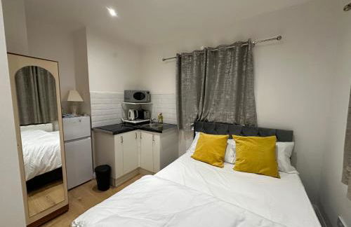 1st Studio Flat With full Private Toilet And Shower With its Own Kitchenette in Keedonwood Road Bromley A Fully Equipped Independent Studio Flat - Photo 25