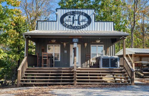 Mr Hills Mercantile Cabin with a hot tub - Photo 7