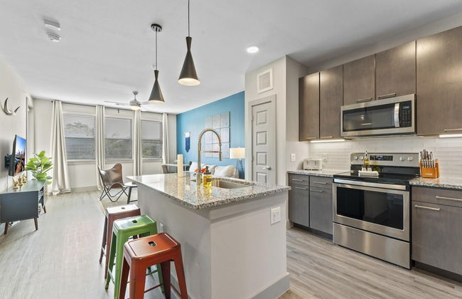 Serene 1BR King Suite Close to Downtown w Fast Wifi - Foto 2