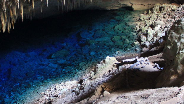 Visite guidée dans la grotte du Lac Bleu