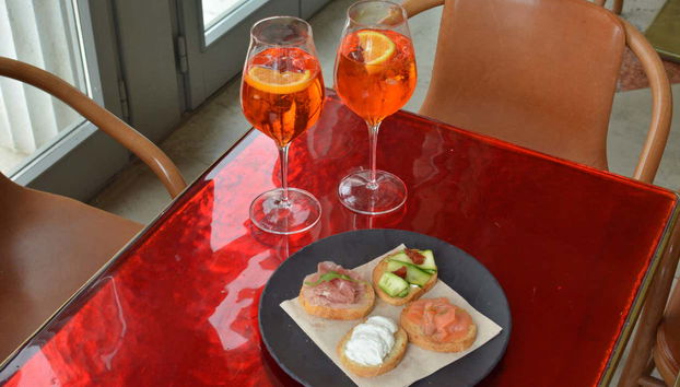 A combinação perfeita de prosecco, aperol e água com gás