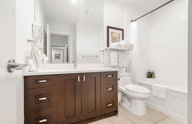 Elevated Escapes 2BR Suite Overlooking Lake - Foto 38