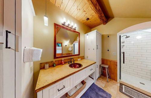 Immaculate Cabin Rental with a Hot Tub next to Lake Pend Oreille in Bonner County, Idaho - Foto 29