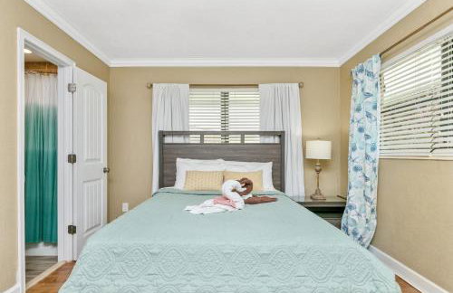 Spacious 4BR 2 5BA Family Retreat Pool Near Beach - Foto 35