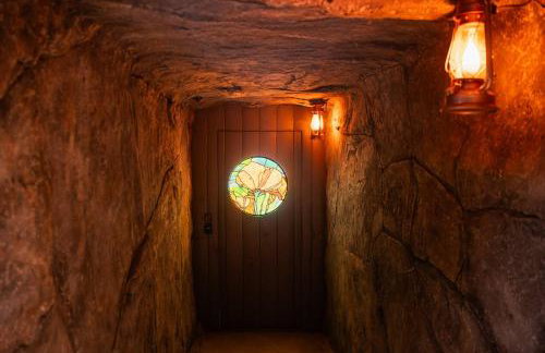 Myrinn-Hobbit Cottage on the Creek Storybook Stay - Foto 49