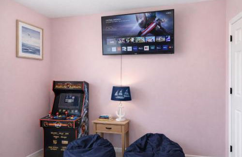 Pool House, Short Drive to Beach, Grill, Smart TV - Foto 24