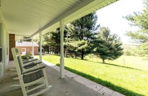 100 Acre Red Brick Ranch Hocking Hills Cabin Hot Tub 12 - Foto 34