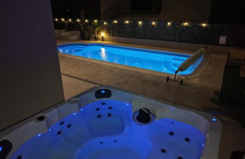 Sunluxvilla 4BR Heated Pool Jacuzzi Sauna - self check in - Photo 2