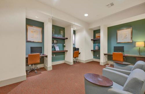 Central Houston Stay - Walk to NRG Stadium, Relax by the Pool, and More! - Foto 25