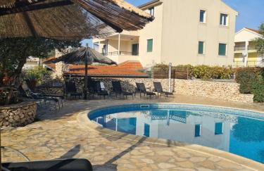 Red House Apartment With Swimming Pool - Photo 30