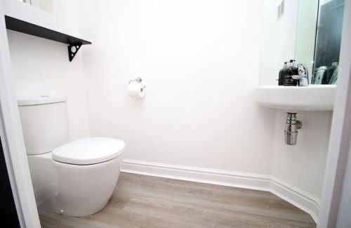 Modern and Cosy 3 Bed House Close to Cardiff City Centre perfect for Family Relocations, Contractors & Groups by Gurkha Stay with Free Parking and Wifi - Foto 16