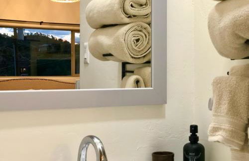 Eagles Nest Casita Luxury king memory foam bed feather pillows & duvet Amazing views, private balcony, Great location & Dog friendly - Foto 57