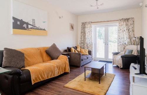 Spacious 6 bedroom House in Dudley with optional Nursery-Drive and Garage-Families and Contractors Welcome - Foto 1