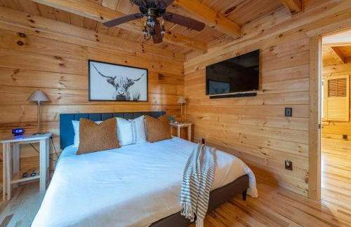 Fully Stocked Cabin Retreat w/ Game Room & Pond! - Foto 17