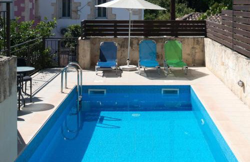 3-Min Drive to Kalyves Beach, Stone Home with Private Pool in Armenoi Center - Foto 15