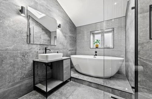 The Oaks Barn - A Countryside Luxury Rural Escape with Hot tub & Fire Pit! Tranquil Group Retreat - Sleeps 8, Pet Friendly & Off road Parking - By Blue Puffin Stays - Photo 34