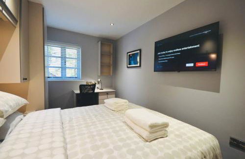 Luxury Two Bed Suite - Walk to Trentham Gardens! - Foto 12