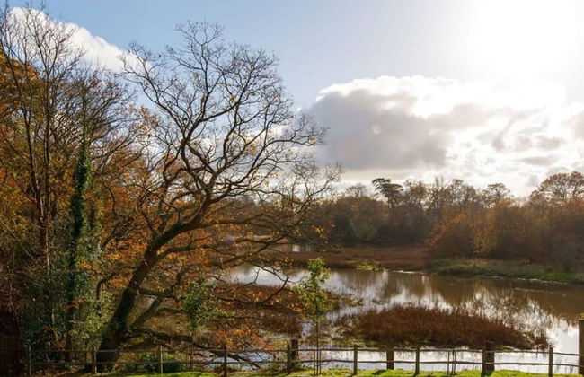 Serene Riverside 6BR Luxury Retreat in Curdridge - Photo 32