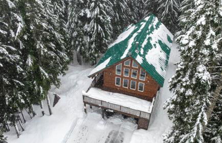 Alpine Retreat at Snoqualmie Pass- 5-Min to Slopes, Private Creek, BBQ, Fireplace, Smart TVs, Kids Games, Hi-Speed Wi-Fi - Foto 52