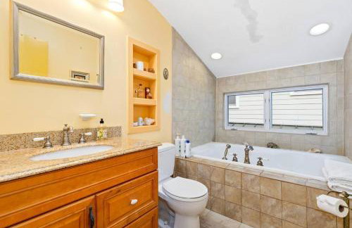 Unique Eastport Bungalow w Yard - Foto 29