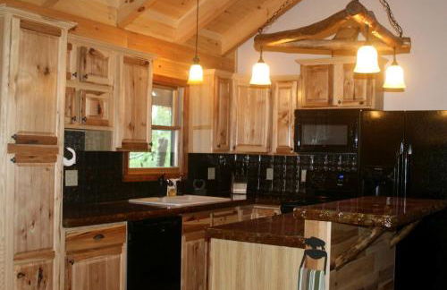 Romantic One-Bedroom Cabin with a Fireplace near Asheville, North Carolina - Foto 3