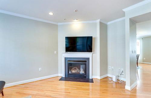 Modern 3BR Townhome | 3 Mi to Dulles and Reston TC - Foto 8