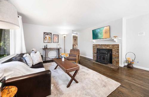 Vintage Charm 3BR Home w Yard Pets Welcome - Foto 10