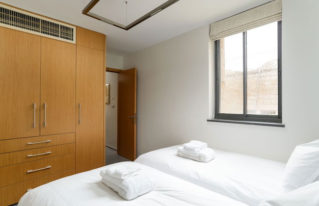 Luxury Duplex with Rooftop by FeelHome - Photo 8