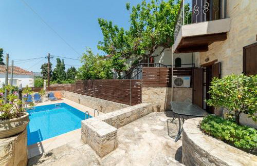 3-Min Drive to Kalyves Beach, Stone Home with Private Pool in Armenoi Center - Foto 7