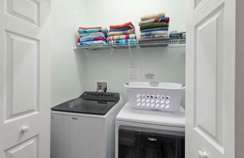 Single-Level Home w Heated Pool & 9MI to Disney - Photo 38