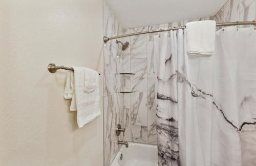 Cozy 3 Bedroom Family Beach Home in Galveston - Photo 15