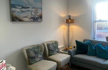 Sunny 2-Bedroom Coastal Stay with Free Parking - Foto 13