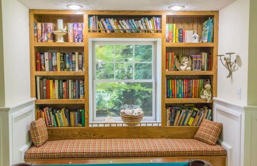 Historic 4BR Colonial with Pool Table and Fire Pit - Foto 15