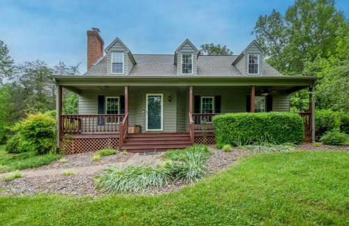 Family and Pet Friendly Retreat with Sauna, Firepit, Pond Views Near Route 151 Wineries - Foto 33