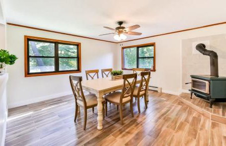 Stream-Side Atrium Home with Side Rooms & Pool Table - Foto 13