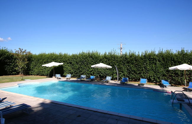 Stunning Farmhouse with Swimming Pool & Hot Tub in Umbria - Photo 14