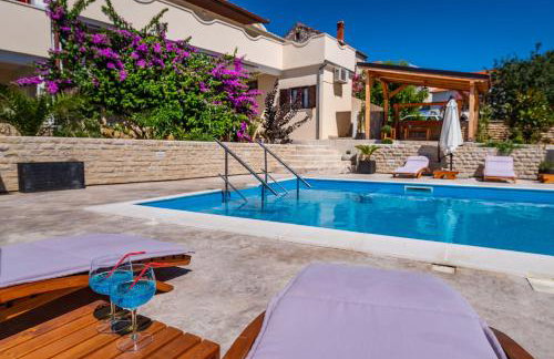 Merita Apartments with Pool - Photo 52