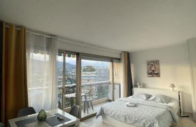 Cannes Marina Résidence Le Surcouf - Studio de 28m2 au 10ème étage avec piscine, terrasse, parking, vue montagne et port : Mandelieu-La Napoule - Foto 1